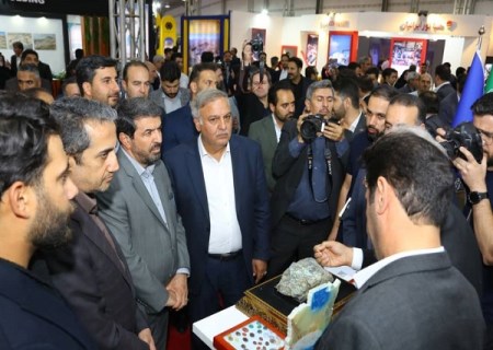 بازدید رئیس هیات عامل ایمیدرو، استاندار همدان و نمایندگان مجلس از غرفه مرکز تحقیقات یزد