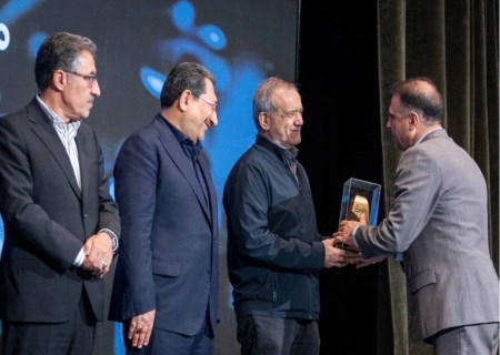 تندیس زرین روز ملی صنعت و معدن به مدیرعامل «فملی» رسید